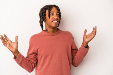 Genç Afrikalı Amerikalı adam beyaz arka planda izole edilmiş gökyüzüne haykırıyor, yukarı bakıyor, hayal kırıklığına uğramış..