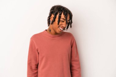 Genç Afrikalı Amerikalı adam beyaz arka planda dans ediyor ve eğleniyor..