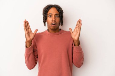 Genç Afrikalı Amerikalı adam beyaz arka planda izole edilmiş, şaşırmış ve şok olmuş..