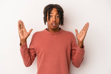 Genç Afrikalı Amerikalı bir adam beyaz arka planda izole edilmiş. Bir fikri, ilham verici bir fikri var..