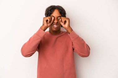 Genç Afrikalı Amerikalı, beyaz arka planda yalnız başına sızlanıyor ve ağlıyordu..