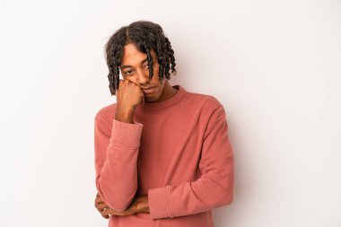 Beyaz arka planda izole edilmiş genç Afrikalı Amerikalı adam tekrarlanan bir görevden bıktı..