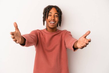 Beyaz arka planda izole edilmiş genç Afrikalı Amerikalı adam kameraya sarıldığı için kendinden emin..