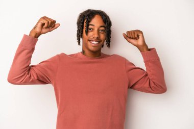 Genç Afrikalı Amerikalı adam beyaz arka planda izole edilmiş tasasız ve heyecanlı bir şekilde tezahürat yapıyor. Zafer konsepti.