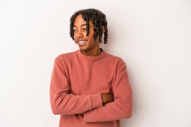 Genç Afrikalı Amerikalı adam beyaz arka planda izole edilmiş gülüyor ve eğleniyor..