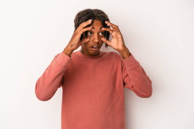 Beyaz arka planda izole edilmiş genç Afro-Amerikan bir başarı fırsatı bulmak için gözlerini açık tutuyor..