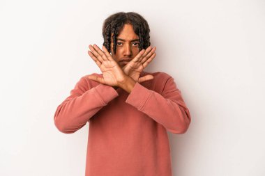 Beyaz arka planda izole edilmiş genç Afrikalı Amerikalı bir adam inkar jesti yapıyor.