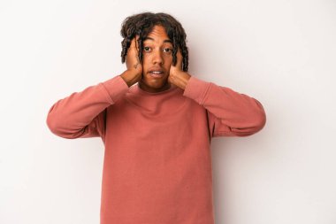 Genç Afrikalı Amerikalı adam beyaz arka planda izole edilmiş kulakları kulaklarıyla kapatıyor..