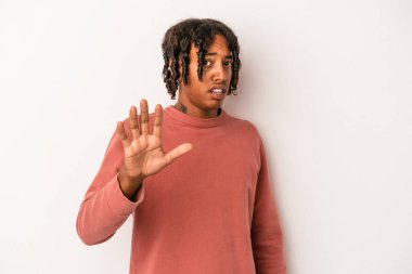 Genç Afro-Amerikan bir adam beyaz arka planda izole edildi. Olası bir tehlike nedeniyle şok oldu.