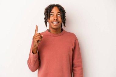 Beyaz arka planda izole edilmiş genç Afrikalı Amerikalı iki parmağı da boş bir alan gösteriyor..