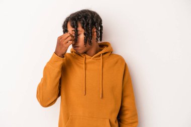 Beyaz arka planda izole edilmiş, başı ağrıyan, yüzüne dokunan genç bir Afrikalı Amerikalı..