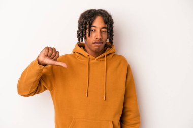 Beyaz arka planda izole edilmiş genç Afro-Amerikan adam baş parmağını aşağı gösteriyor, hayal kırıklığı konsepti.