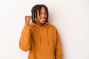 Genç Afrikalı Amerikalı adam beyaz arka planda izole edilmiş zafer, tutku ve coşkuyu kutluyor, mutlu bir ifade..