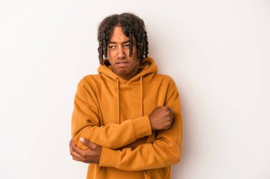 Genç Afro-Amerikalı adam beyaz arka planda izole edilmiş dirsek masajı yapıyor, kötü bir hareketin ardından acı çekiyor..