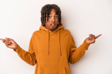Beyaz arka planda izole edilmiş genç Afro-Amerikalı adam farklı kopya alanlarını gösteriyor, birini seçiyor, parmaklarıyla gösteriyor..