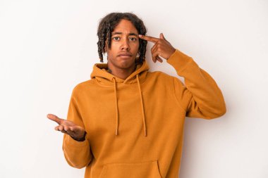 Genç Afrikalı Amerikalı bir adam beyaz arka planda izole edilmiş ve elinde bir ürün tutuyor..