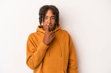 Genç Afrikalı Amerikalı bir adam beyaz arka planda izole edilmiş düşünüyor, yukarı bakıyor, yansıtıyor, düşünüyor, bir fantezi kuruyor..
