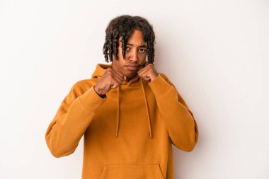 Beyaz arka planda izole edilmiş genç Afro-Amerikalı bir adam bir tartışma yüzünden yumruk, öfke ve kavga atıyor..