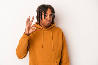 Beyaz arka planda izole edilmiş genç bir Afrikalı Amerikalı göz açıp kapayıncaya kadar iyi bir jest yapıyor..