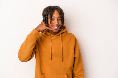 Beyaz arka planda izole edilmiş genç Afro-Amerikalı bir adam parmakları olan bir cep telefonu hareketi gösteriyor..