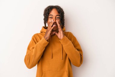 Genç Afrikalı Amerikalı bir adam beyaz arka planda izole edilmiş. Dedikodu yapıyor, bir şeyleri bildiriyor..