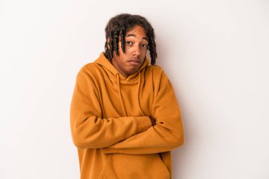 Beyaz arka planda izole edilmiş genç Afrikalı Amerikalı omuz silkiyor ve gözleri açık..