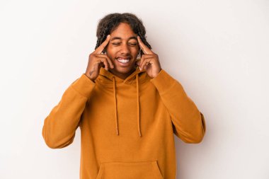 Beyaz arka planda izole edilmiş genç Afrikalı Amerikalı adam tapınaklara dokunuyor ve baş ağrısı çekiyor..