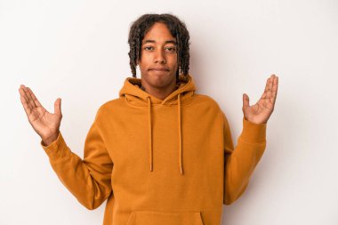 Genç Afro-Amerikalı adam beyaz arka planda izole edilmiş. Elinde parmakları olan, gülümseyen ve kendinden emin bir şey var..