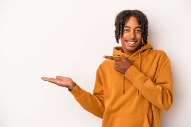 Beyaz arka planda izole edilmiş genç Afro-Amerikalı adam Palm 'da bir fotokopi alanı tutarken heyecanlı..