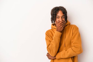 Genç Afro-Amerikan erkeği beyaz arka planda izole edilmiş mutlu, kaygısız, doğal duygulara gülüyor..