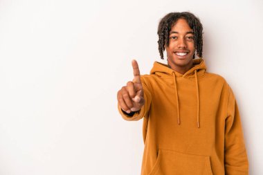 Beyaz arka planda izole edilmiş genç Afrikalı Amerikalı bir numara parmağıyla.