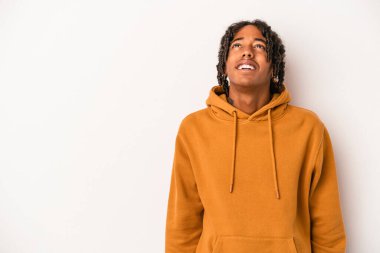 Beyaz arka planda izole edilmiş genç Afro-Amerikalı adam çok kızgın, öfkeli, hayal kırıklığına uğramış diye bağırıyor..