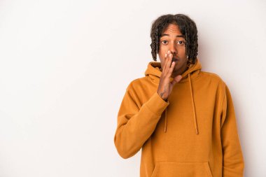 Beyaz arka planda izole edilmiş genç Afro-Amerikan bir adam gizli bir sıcak fren haberi veriyor ve kenara bakıyor.