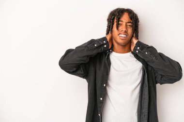 Genç Afrikalı Amerikalı adam beyaz arka planda izole edilmiş kafasının arkasına dokunuyor, düşünüyor ve bir seçim yapıyor..