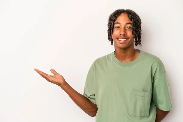Fiatal Afro Amerikai Férfi Elszigetelt Fehér Háttér Mutatja Másolási Hely — Stock Fotó