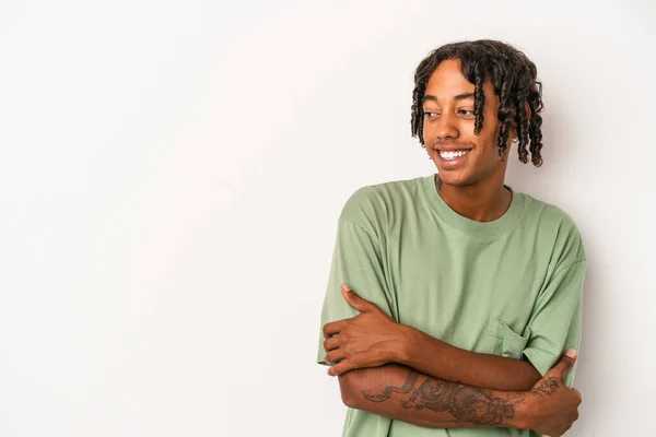 Junger Afrikanisch Amerikanischer Mann Isoliert Auf Weißem Hintergrund Lächelt Selbstbewusst — Stockfoto