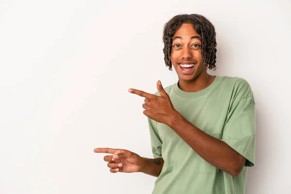 Młody Afrykanin Amerykański Mężczyzna Odizolowany Białym Tle Podekscytowany Wskazując Palcami — Zdjęcie stockowe