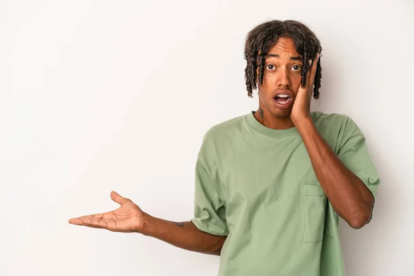 Junger Afrikanisch Amerikanischer Mann Isoliert Auf Weißem Hintergrund Beeindruckt Mit — Stockfoto