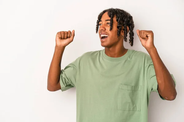 Giovane Uomo Afroamericano Isolato Sfondo Bianco Alzando Pugno Dopo Una — Foto Stock