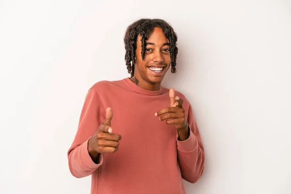 Νεαρός Αφροαμερικάνος Απομονωμένος Λευκό Φόντο Χαρούμενα Χαμόγελα Που Δείχνουν Προς — Φωτογραφία Αρχείου