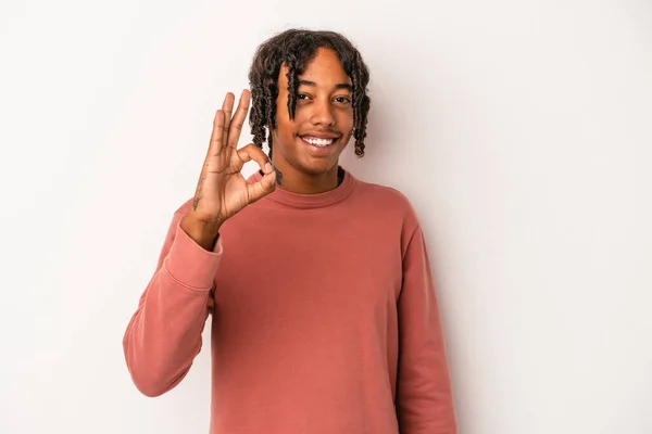 Jovem Afro Americano Isolado Fundo Branco Alegre Confiante Mostrando Gesto — Fotografia de Stock