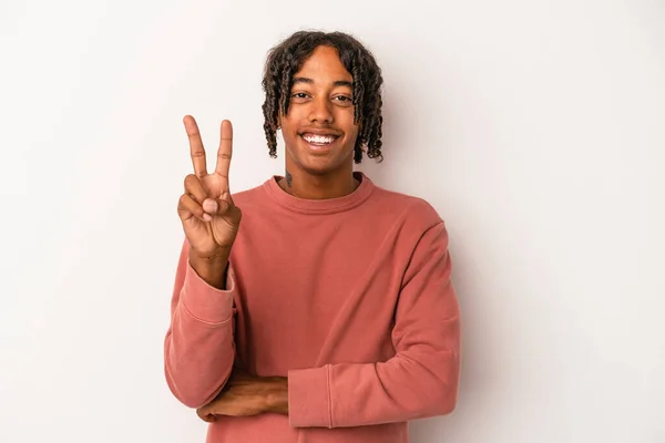 Mladý Africký Američan Izolovaný Bílém Pozadí Ukazující Číslo Dvě Prsty — Stock fotografie