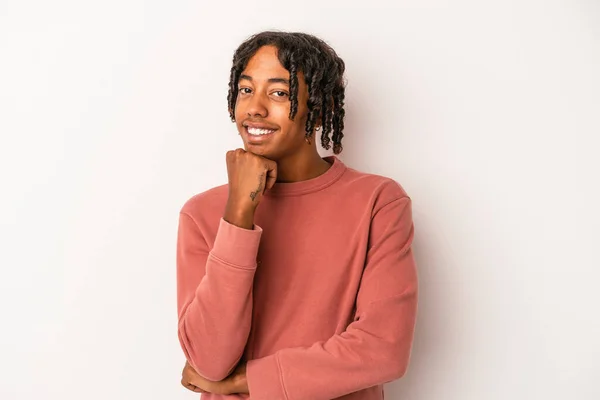 Joven Afroamericano Aislado Sobre Fondo Blanco Sonriendo Feliz Confiado Tocando — Foto de Stock