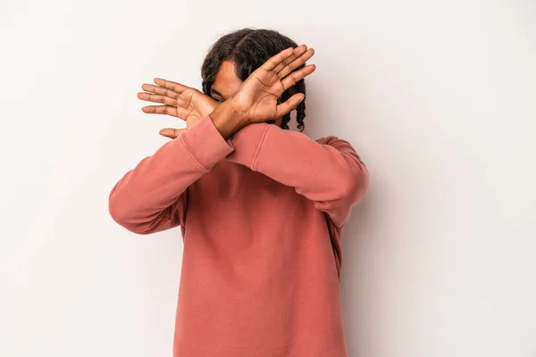Junger Afrikanisch Amerikanischer Mann Auf Weißem Hintergrund Isoliert Zwei Arme — Stockfoto