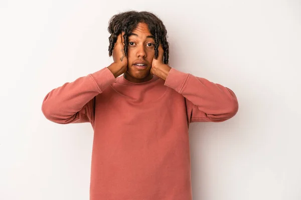 Ung Afrikansk Amerikansk Man Isolerad Vit Bakgrund Täcker Öronen Med — Stockfoto