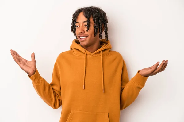 Junger Afrikanisch Amerikanischer Mann Isoliert Auf Weißem Hintergrund Lacht Viel — Stockfoto