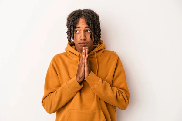 Junge Afrikanisch Amerikanische Mann Isoliert Auf Weißem Hintergrund Beten Zeigt — Stockfoto