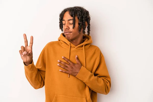 Jovem Afro Americano Isolado Fundo Branco Fazendo Juramento Colocando Mão — Fotografia de Stock