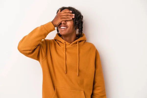 Junger Afrikanisch Amerikanischer Mann Isoliert Auf Weißem Hintergrund Lacht Fröhlich — Stockfoto