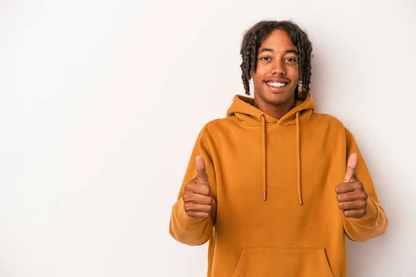 Jovem Afro Americano Isolado Fundo Branco Sorrindo Levantando Polegar — Fotografia de Stock